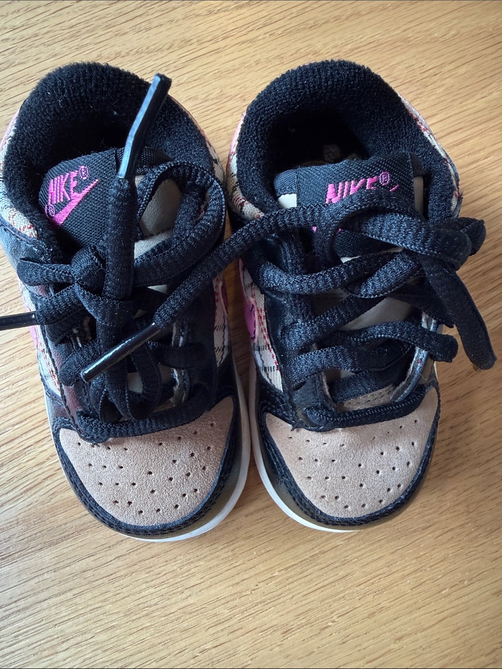 Nike Kids Black Toddler Sneakers with Pink Swoosh and Plaid Panels - Picture 4 of 5